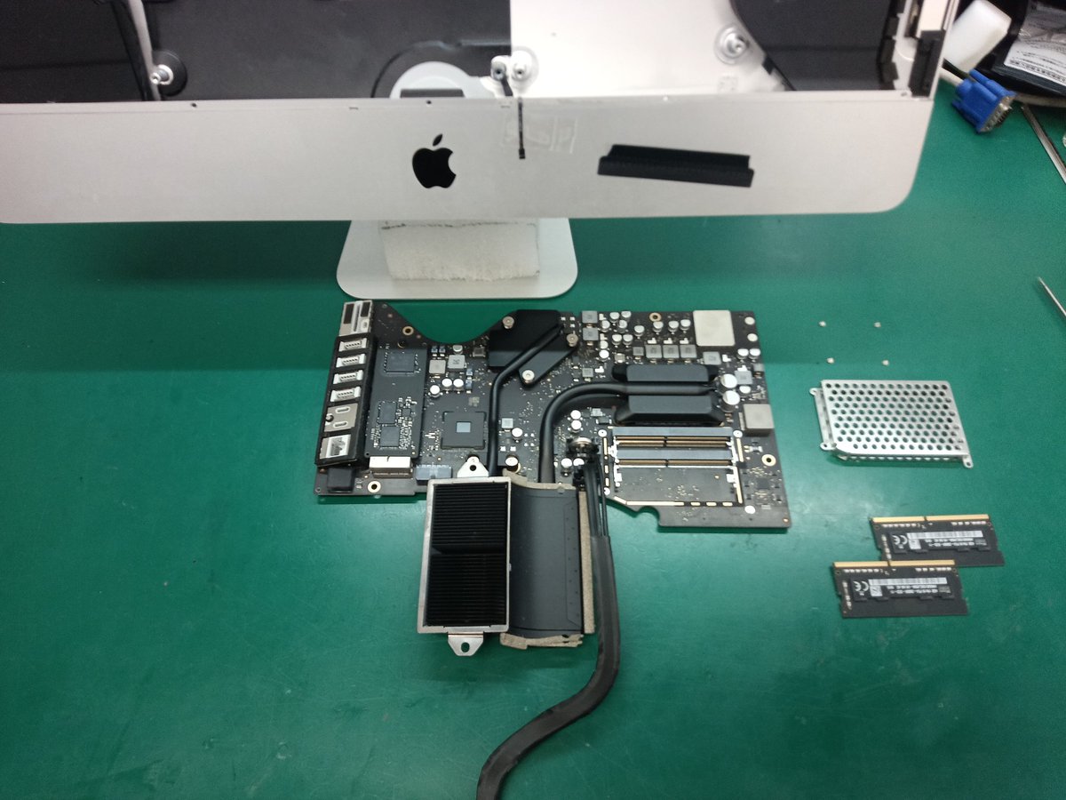 MaclabM's tweet photo. 修理作業の一部になります。
iMac 21.5inch 2019 のメモリ交換およびSSD交換になります。
OSのインストールが出来ない症状で、メモリの不具合でございました。
＊SSD交換は、お客様のご希望により、併せておこなっております。
Macの不具合の際は、お気軽にご相談下さいませ。
＃Mac修理　＃MacRepair https://t.co/jNH2VmQhnG