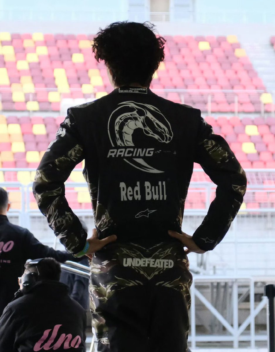 zaiinzam's tweet photo. ไอเหร้ย เหลือจะเชื่อ โลโก้งูเขียวที่โดนบูลลี่เมื่อวันก่อนว่าเหมือนหนอนด้วง พออยู่บนหลังเสื้อน้องแล้วอิมแพคมาก กุตราย เท่มาก เท้าเอวเท่มากกก กริ้ดดดดดดดดดดดดดดด😩 https://t.co/78vGOY0Kj2