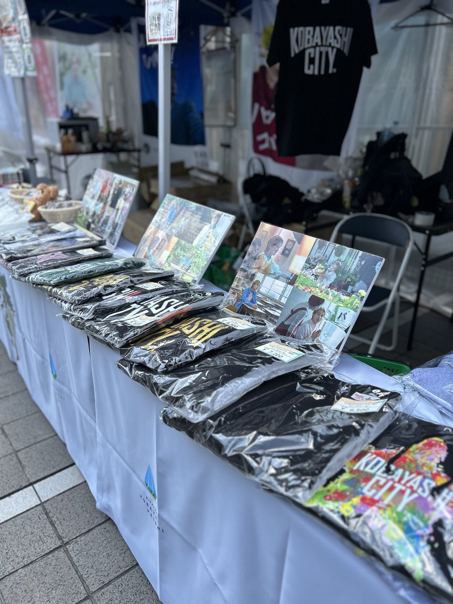 furusato_KB's tweet photo. ✨絶賛販売中✨
『ハッシンコバヤシ‼ POPUP SHOP』in 東京

小林市の魅力がギュッと詰まった2日間が始まりました！
吉野北人さん動画関連のレアなグッズや美味しい特産品もたっぷりご用意しています😋

場所　新宿みやざき館KONNE (@shinjuku_konne)
日時　3月28日、29日　10時から20時まで

#小林市 https://t.co/iBqUAoYCsk