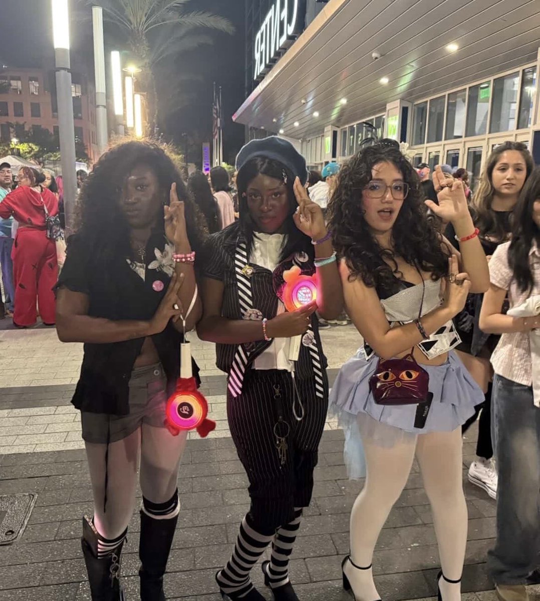 dubuᥫ᭡. 🏰 seen TWICE 3/27 ! tweet media