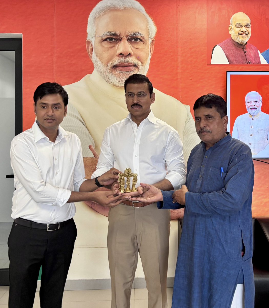 Ra_THORe's tweet photo. आज झोटवाड़ा परिवार के वरिष्ठ सदस्यों से आत्मीय मुलाकात का अवसर मिला।

विभिन्न विषयों पर सार्थक चर्चा हुई, साथ ही हंसी-मजाक के बीच हर चेहरे पर मुस्कान देखने को मिली जिसने मुझे नई ऊर्जा से भर दिया।

आप सभी का स्नेह और अपनापन हमेशा मन को छू जाता है। https://t.co/kMPlmHW8HL