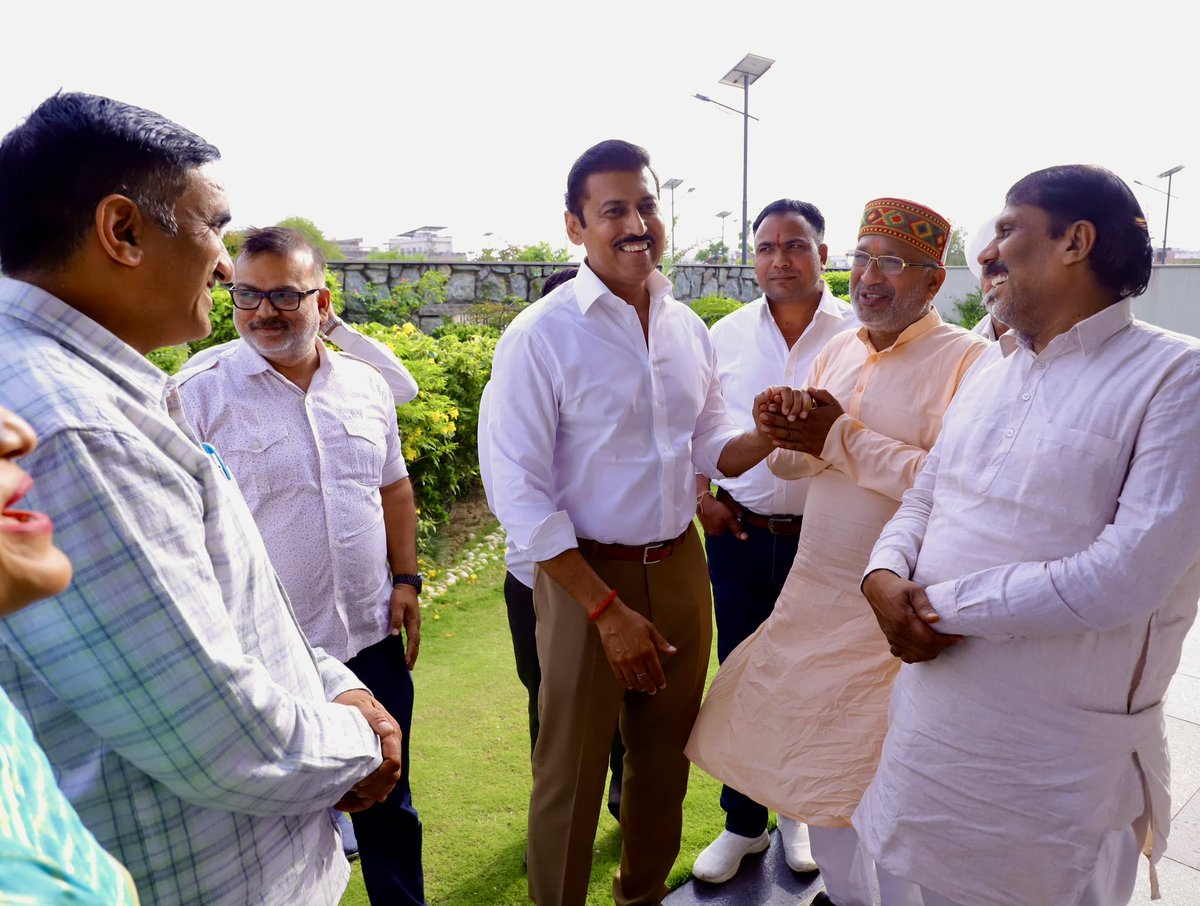 Ra_THORe's tweet photo. आज झोटवाड़ा परिवार के वरिष्ठ सदस्यों से आत्मीय मुलाकात का अवसर मिला।

विभिन्न विषयों पर सार्थक चर्चा हुई, साथ ही हंसी-मजाक के बीच हर चेहरे पर मुस्कान देखने को मिली जिसने मुझे नई ऊर्जा से भर दिया।

आप सभी का स्नेह और अपनापन हमेशा मन को छू जाता है। https://t.co/kMPlmHW8HL