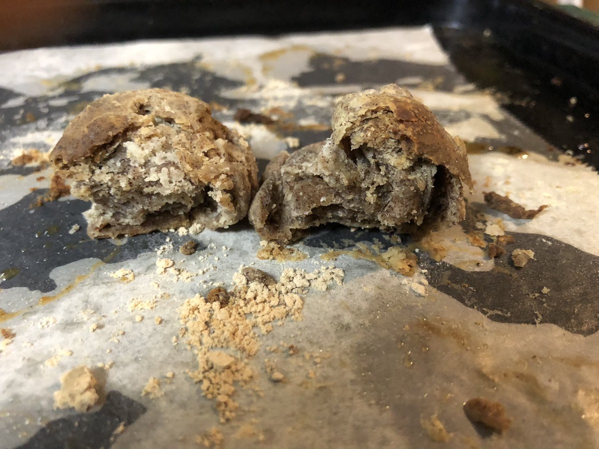 ChristianJewis's tweet photo. ところで。「謎小麦粉食」を作ってよく食べます。おそらく参考にしているのはスコーン。そして平たく伸ばしては小麦粉を付けることではっきりとした層ができてパイ生地のような食感になります。
ココナッツオイルとラギ小麦粉を混ぜて、繋ぎに卵を入れて栄養満点💯です https://t.co/ZywJAb5sTB