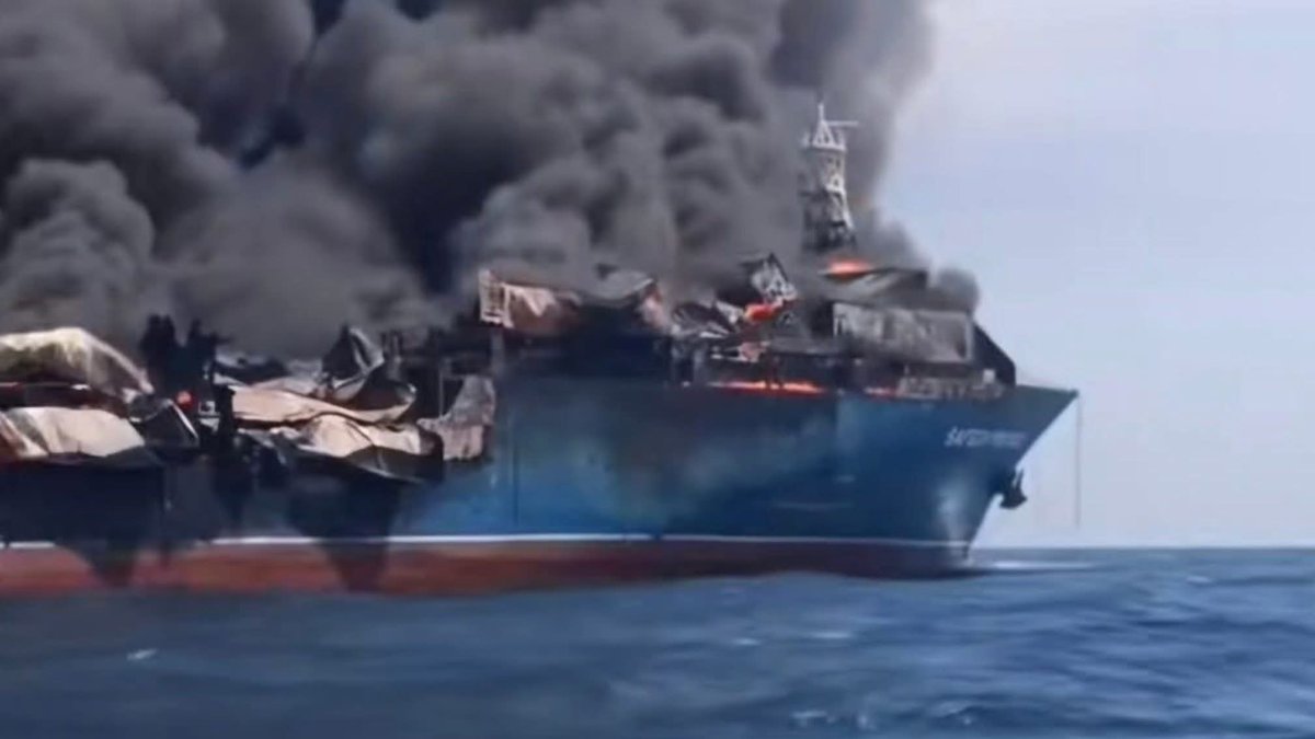 🚨 ဟော်မုဇ်ရေလက်ကြားမှာ အီရန်နှင့် ညှိနှိုင်းဆောင်ရွက်ခြင်းမရှိဘဲ ဖြတ်သန်းရန် ကြိုးပမ်းခဲ့သည့် သင်္ဘောကို အီရန်က ဒုံးကျည်နဲ့ ပစ်ခတ်ခဲ့သည့်အတွက် မီးလောင် ပျက်ဆီးခဲ့သည်။

27 March 2026