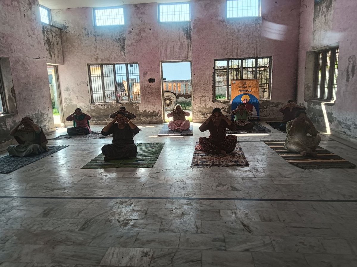 i_preetttt's tweet photo. ਕਰੋ ਯੋਗ 
ਰਹਿ ਨਿਰੋਗ 
#CMDiYogshala 
#CMDiYogshalaSangrur 
#Sangrur 
@KamleshMSU @abhitiwari73 @NimmaDhuri @Saritamali22197 https://t.co/BaorbkXf9S