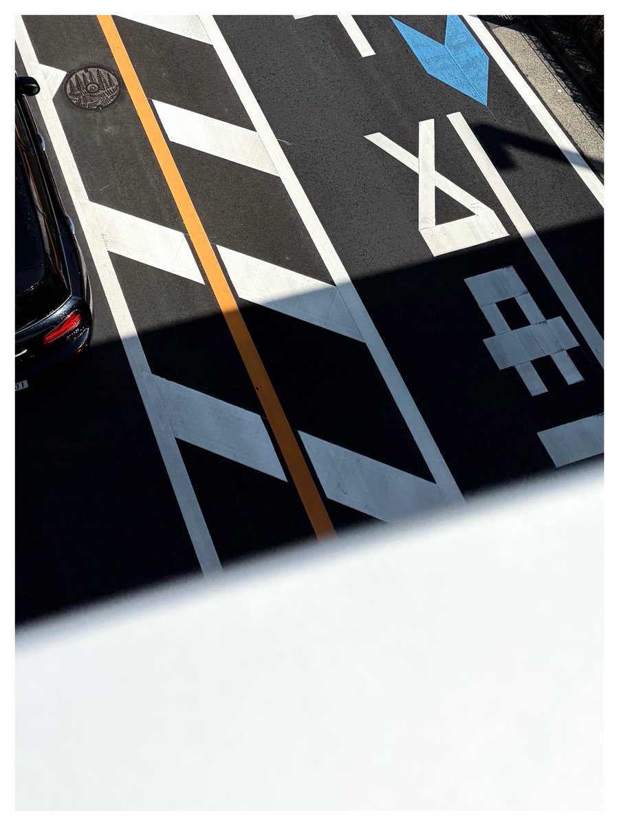 maruyamaland__'s tweet photo. 進路標識
#街角スナップ #光と影 #構図 #streetphotography #shadowplay #leadinglines https://t.co/o1bfMwC10J
