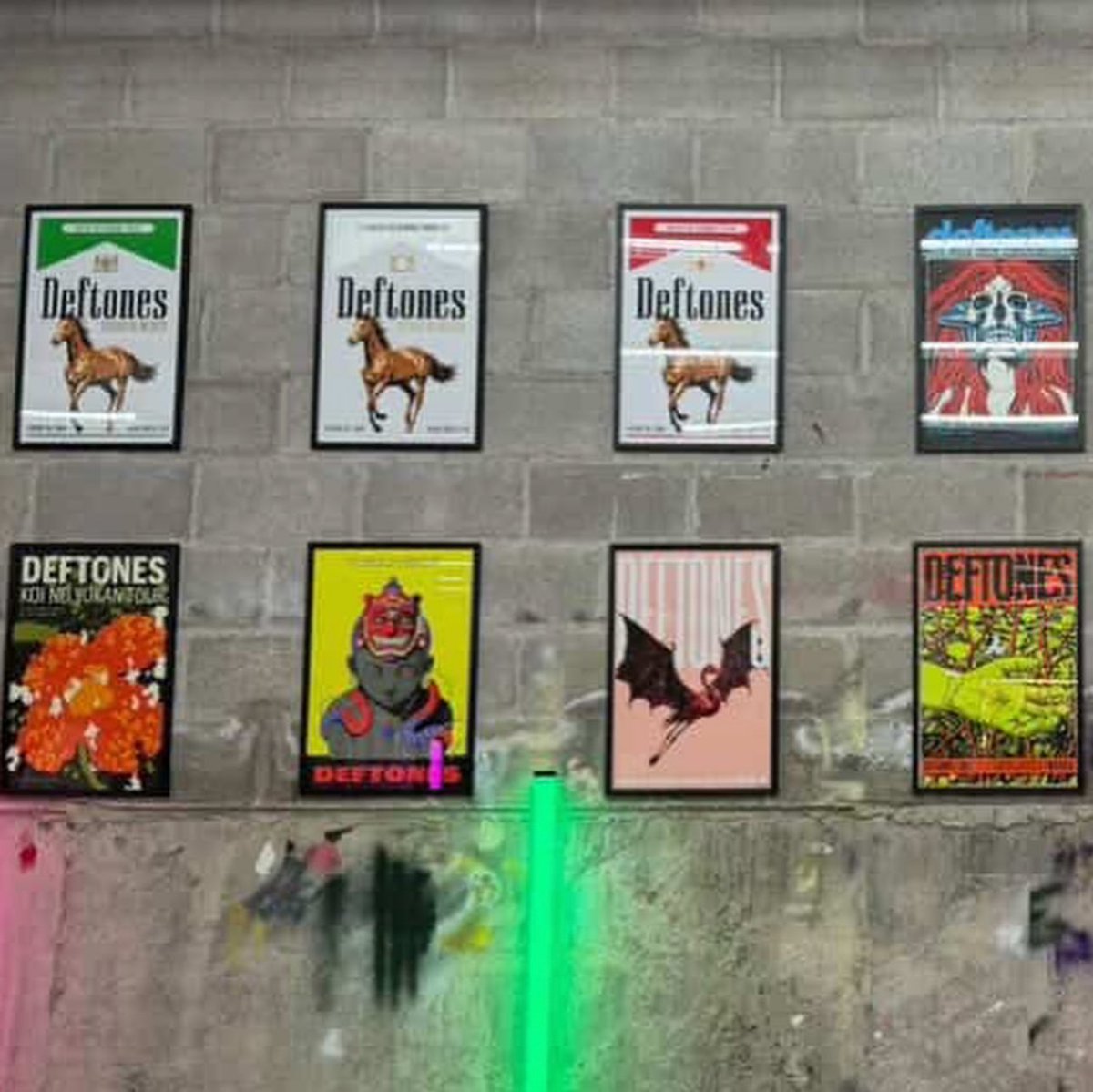 eu simplesmente mataria pra ter o pôster marlboro cavalo do deftones vendendo na pop up do méxico que eles abriram