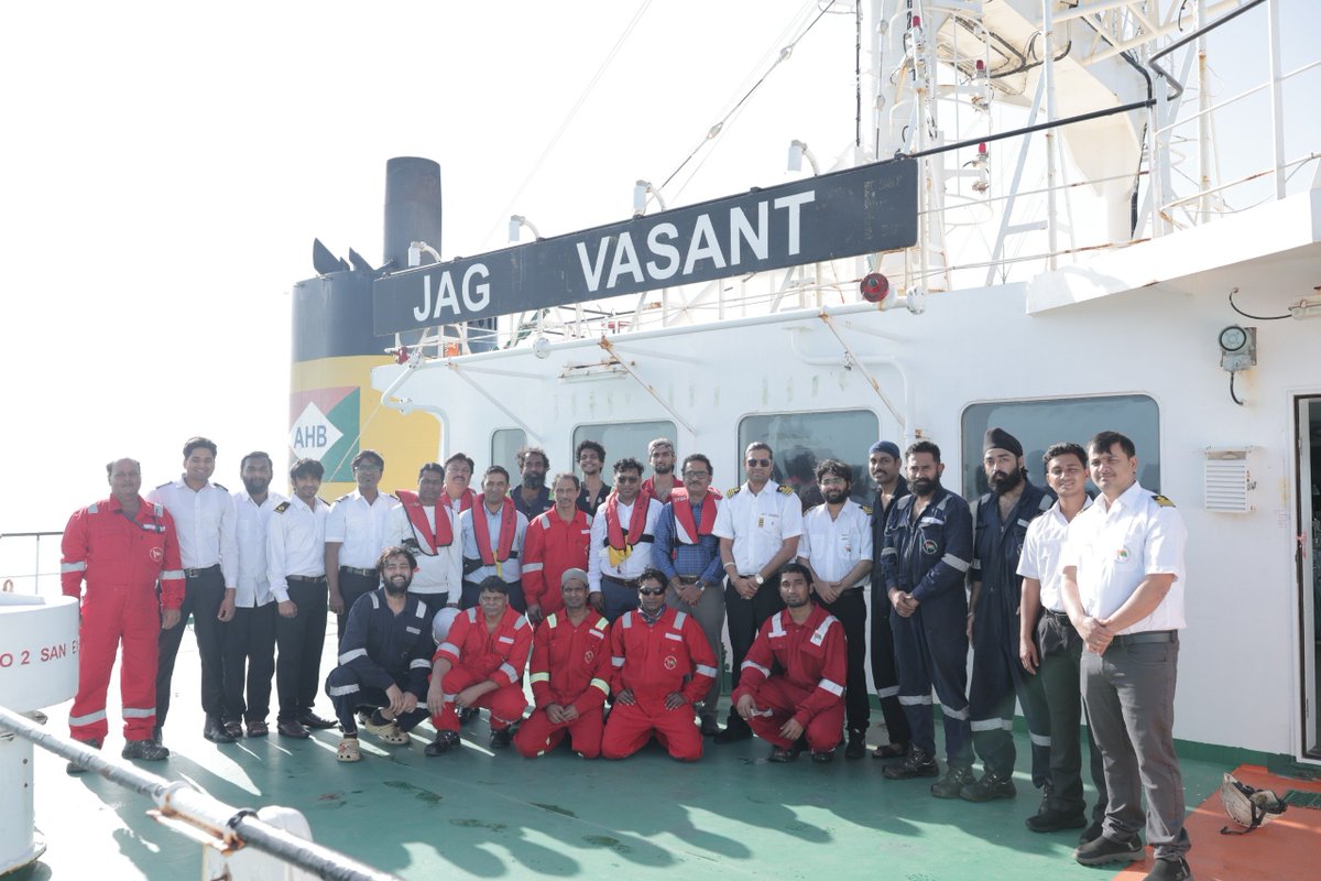 DDNewslive's tweet image. #WATCH | MT Jag Vasant arrives at DPA Kandla's Vadinar Terminal (Jamnagar, Gujarat) with 47,000 MT of LPG, set for Ship-to-Ship (STS) transfer at anchorage. Maintaining resilience &amp;amp; reliability for un-interrupted energy supply chain.