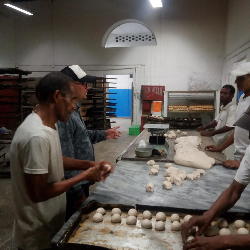 En la panadería 🍞🥐 "Las Delicias" del CP Vedado Malecón se trabaja con #PlazaEnElCorazón para garantizar el servicio a la población. Al la 🕜 de la mañana <a href="/Roilancu1/">Roilán Rodríguez Barbán</a>, 1er Secretario del <a href="/PartidoPlaza/">Comité Municipal del Partido Plaza</a> realiza recorrido por la instalación.
#CubaViveYTrabaja