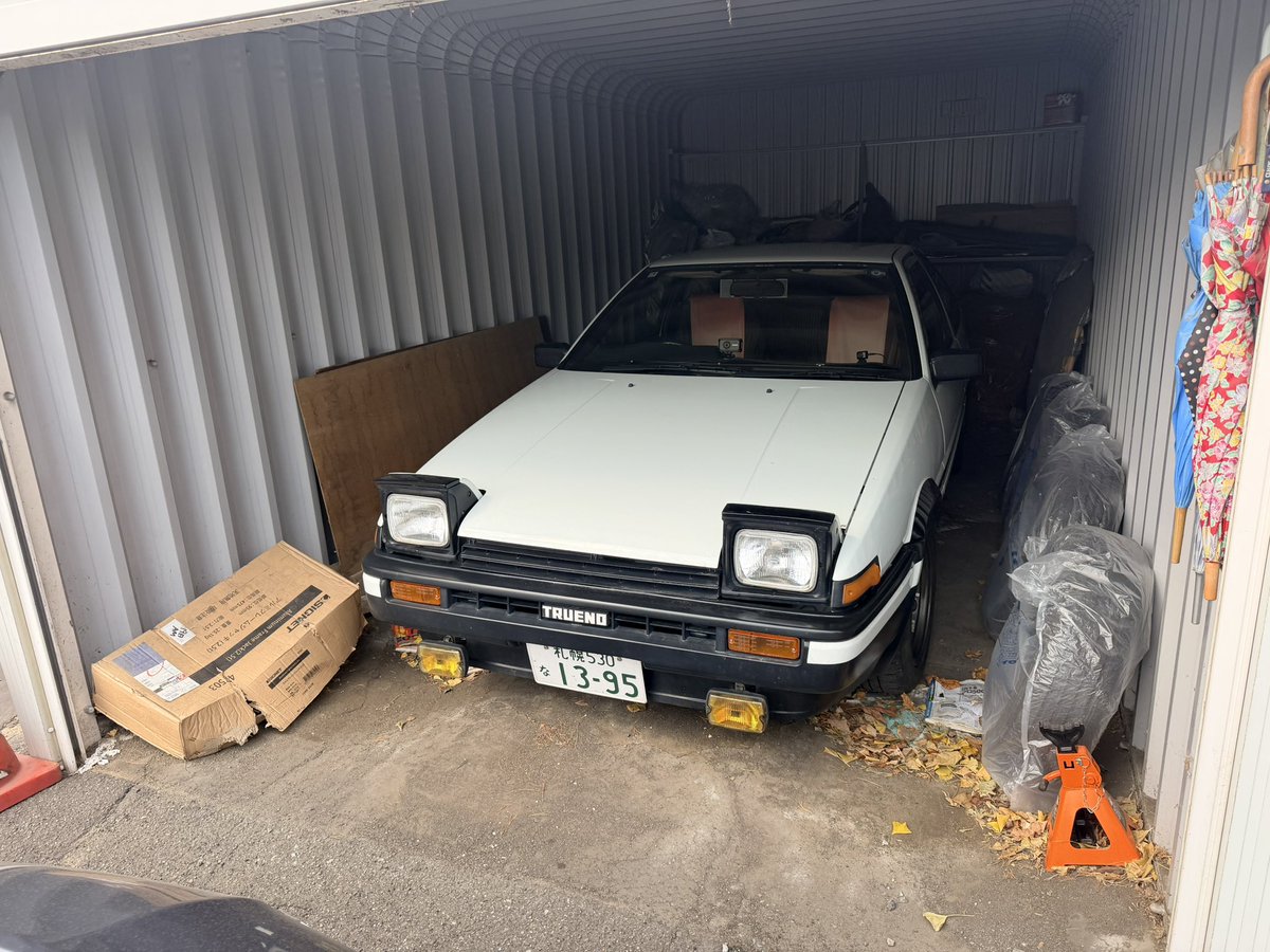 GT_APEX_AE86's tweet photo. ハチロク車検から帰ってきてガレージにぶち込んだと連絡あり見に行くと目開いてました👀
トラブったのかメーター外されてて乗る時に付け直します😇 https://t.co/lVmdxEFbHS