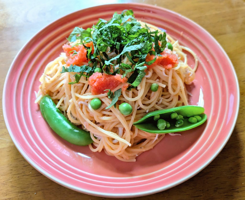 お昼ごはん
しらすと明太子の和風パスタ🌸
飾りにスナップエンドウの余りも
 #あゆめし  #おうちごはん   #お昼ごはん  #パスタ  #ランチ  #パスタ好き  #休みの日は起きれない  #目は覚めてるのに