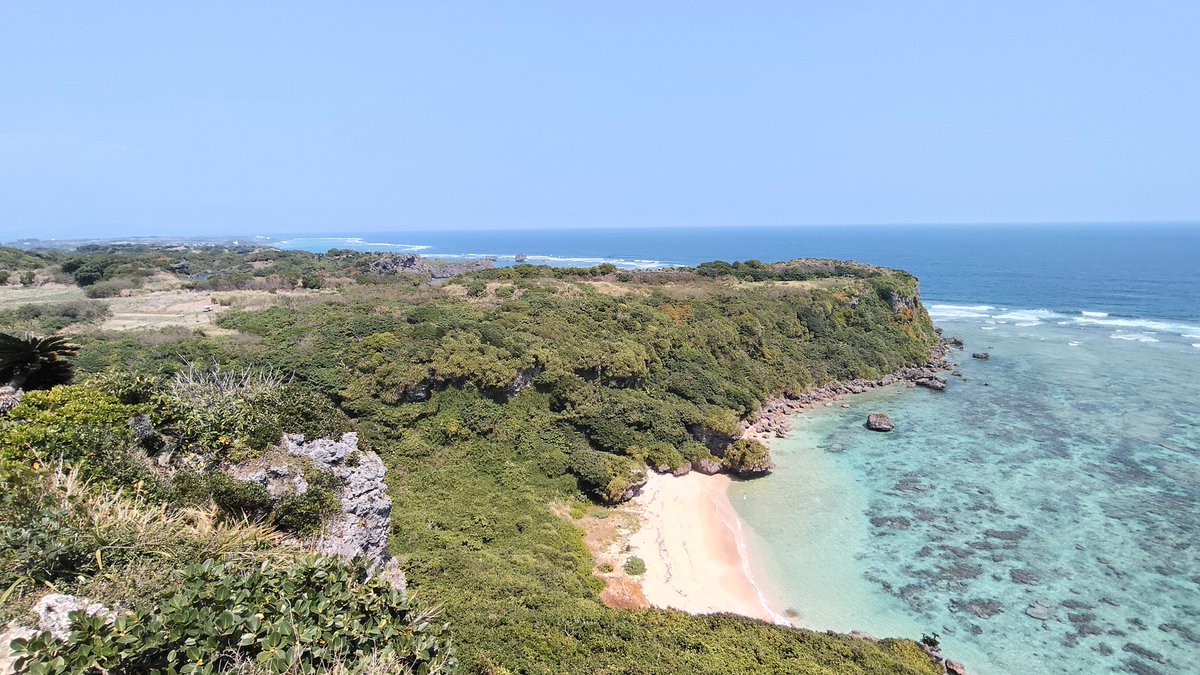 masayan1833's tweet photo. 果報バンタ!
いつ来ても雄大な景色に圧倒される!
宮城島を下って浜比嘉島へ!
黒く長方形に見えるのはモズクの養殖なんだって!👀
アマミチューの墓へお参りしたあと
島パーラーさんのポーたまとモズクスープをいただきま〜す🙏
ま〜さん😋
#根間うい
#根間うい海中道路サイクリング
#GREENRIDE https://t.co/u7ahbmvRPr
