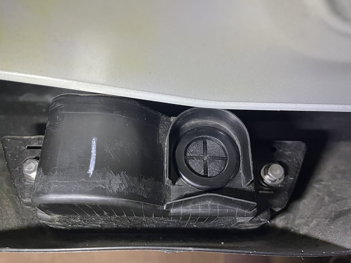 ShiroCo33s's tweet photo. フォグ撤去でぽっかり開いたハーネス用の穴
膜付きのグロメットで蓋をした
穴径φ30用でバッチリ👌

最初の作業時に穴径を測ってなかったので
作業は二度手間...😇 https://t.co/jNr64AJdCR