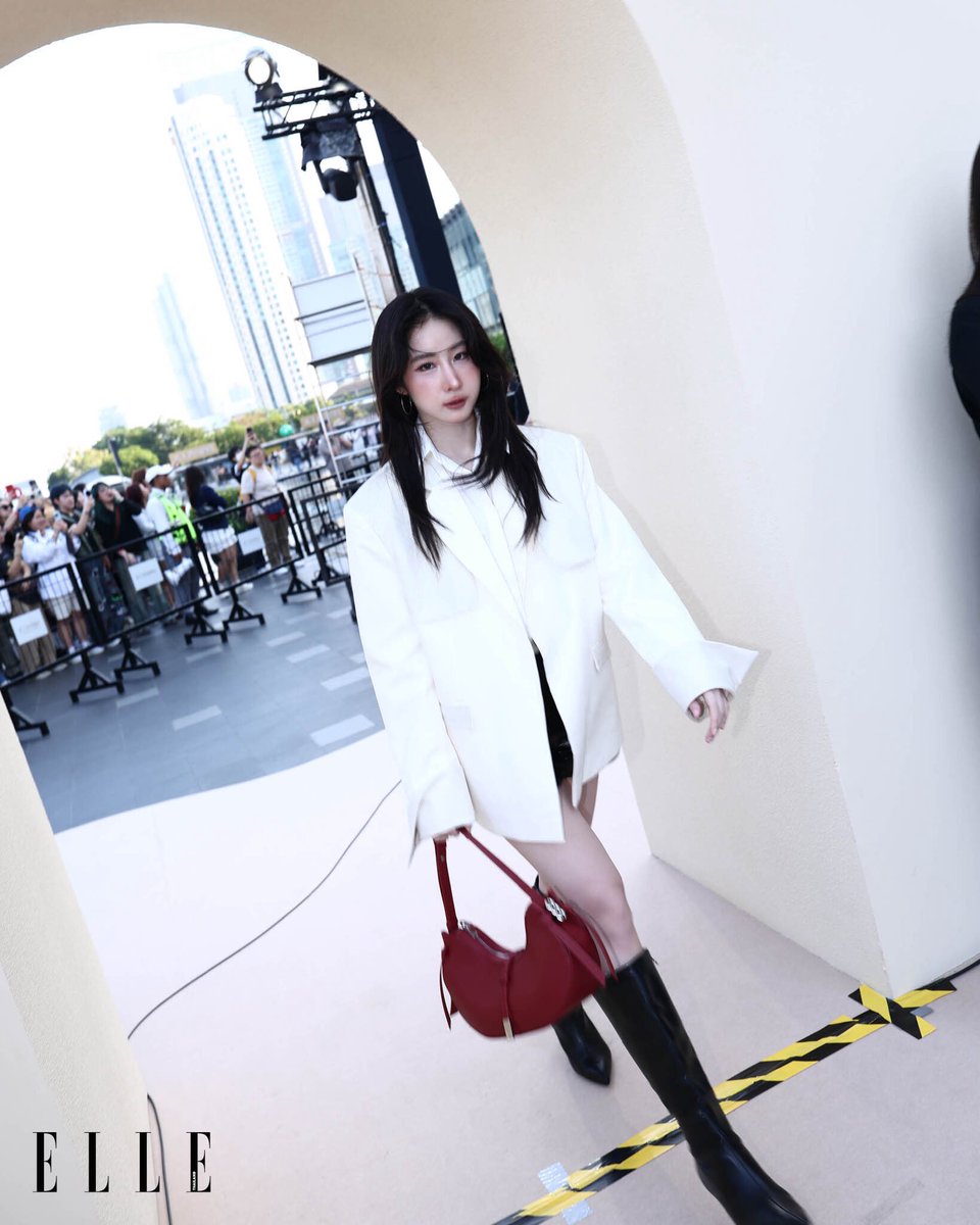 เปิดภาพของ โยโกะ อาภัสรา <a href="/Yoko_apasra/">Apasra</a> ที่มาเข้าร่วมชมโชว์ 'Mediterranean Summer Escape' ที่งาน ELLE Fashion Fever at ICONSIAM 

#ELLEFashionFever 
#EFFatICONSIAM
#YokoApasra‌
