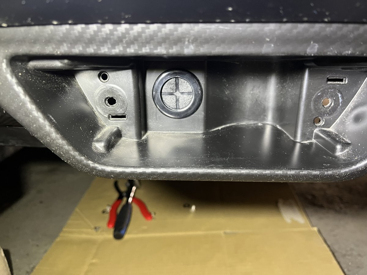 ShiroCo33s's tweet photo. フォグ撤去でぽっかり開いたハーネス用の穴
膜付きのグロメットで蓋をした
穴径φ30用でバッチリ👌

最初の作業時に穴径を測ってなかったので
作業は二度手間...😇 https://t.co/jNr64AJdCR