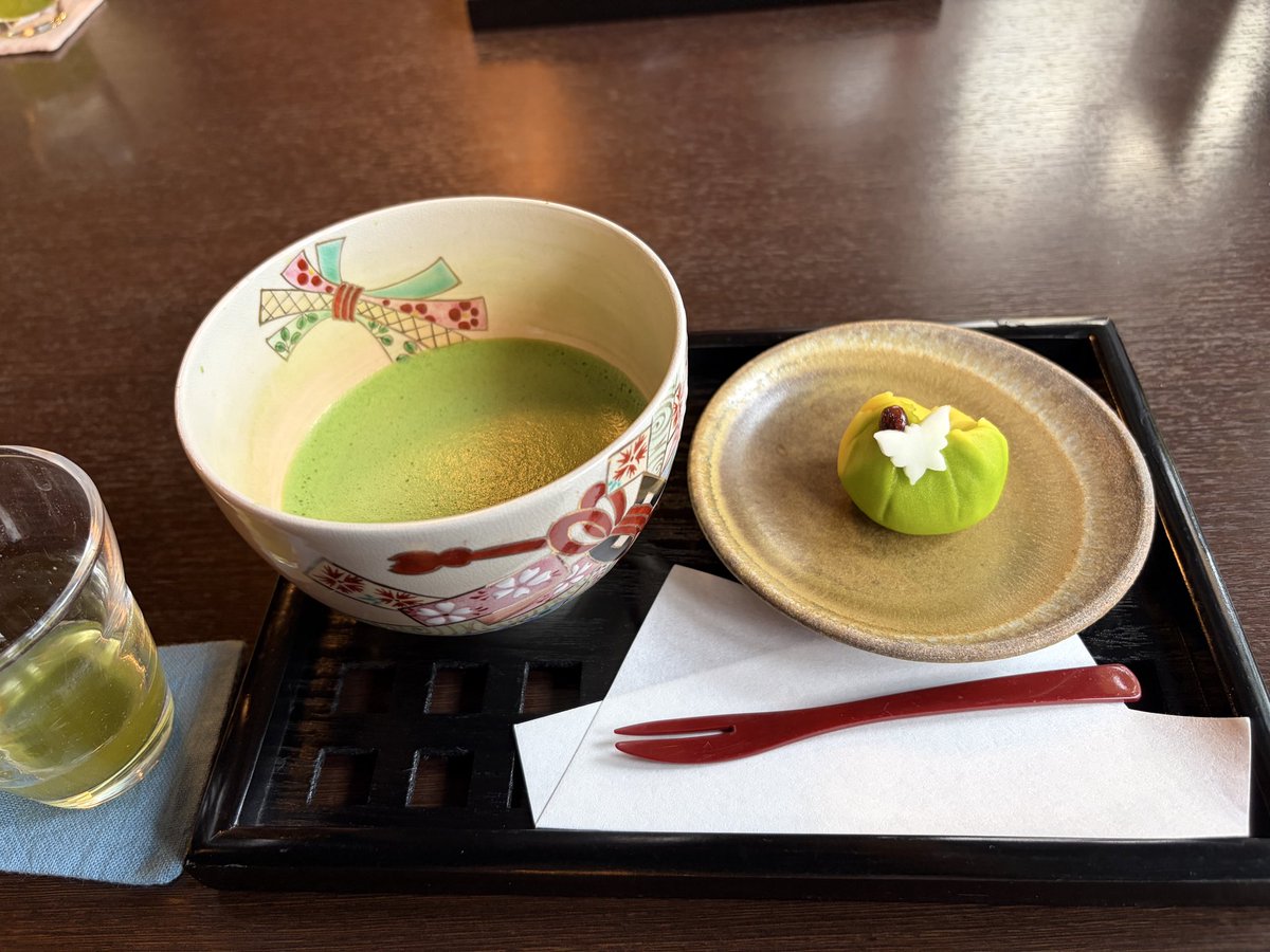 discover291's tweet photo. 福井市大東にある「かぐや」でティータイム。抹茶に、和菓子は蝶🦋
お通しの冷茶もあります。
もう1枚はぜんざいの単品です。 https://t.co/1Z4ubCG15Q