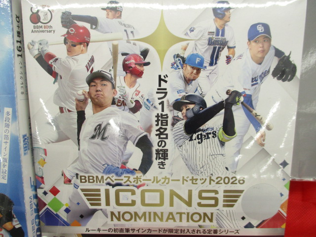 ＼入荷しました⚾／
#BBM ベースボールカードセット2026
#ICONS -NOMINATION-

栄光の歴代ドラフト１位選手が大集結‼
ルーキーの初直筆サインも限定封入されるテーマ型人気シリーズ「ICONS」
今回のテーマは“NOMINATION(ノミネーション)”で
歴代のドラ1に特化✨

ご来店お待ちしております☺
#野球