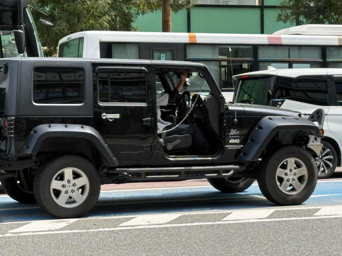 203gousitu's tweet photo. ドアのない車走っててめっちゃカッコいいと思った。こういうのも買ってみたいなぁ。
でも大音量で音楽鳴らしててバカ迷惑だったから周りの車の排気ガスで具合悪くなれ。 https://t.co/i4gyWAkQi4