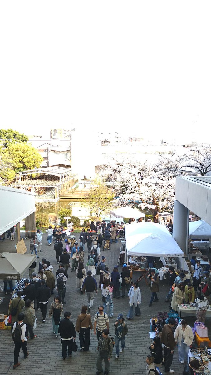 パンと音楽とアンティーク に来てます
よい天気！