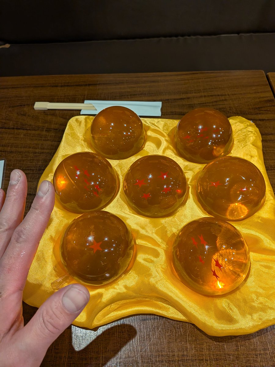 icchoyatte's tweet photo. お客様からドラゴンボールいただきました！何を祈ろうかな！
世界征服かな！
世界征服って何やったらいいんだろ。。。 https://t.co/0H0QRv9w0d