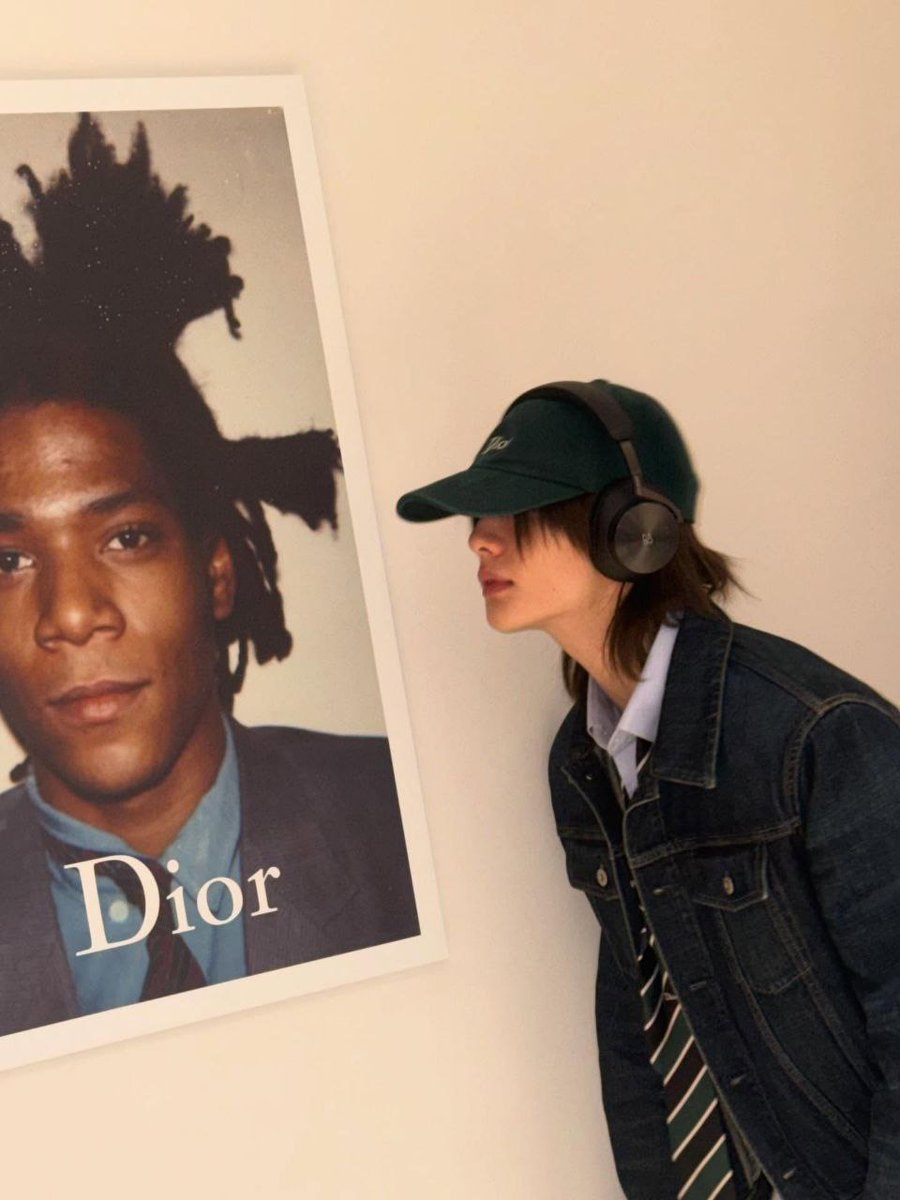 xualnjin's tweet photo. Perspective is everything. Leaning into the details and finding inspiration in the icons. It’s a denim jacket and deep focus kind of afternoon. Sometimes the best way to hear the music is to look at the art. https://t.co/6RGwpkNmXC