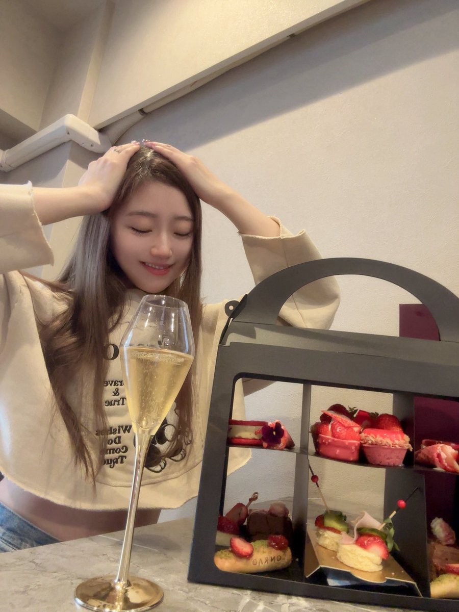 百合野 千華 tweet media