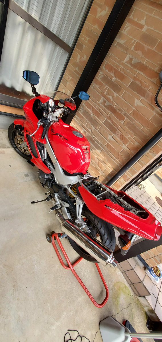 masterjun515's tweet photo. 今年もなんとかエンジンかかりました。
世話がやけるがバイクは私にとって
元気の源です。

#VTR1000F　#エンジン始動
#春　#北陸の春 https://t.co/4CapObIG49