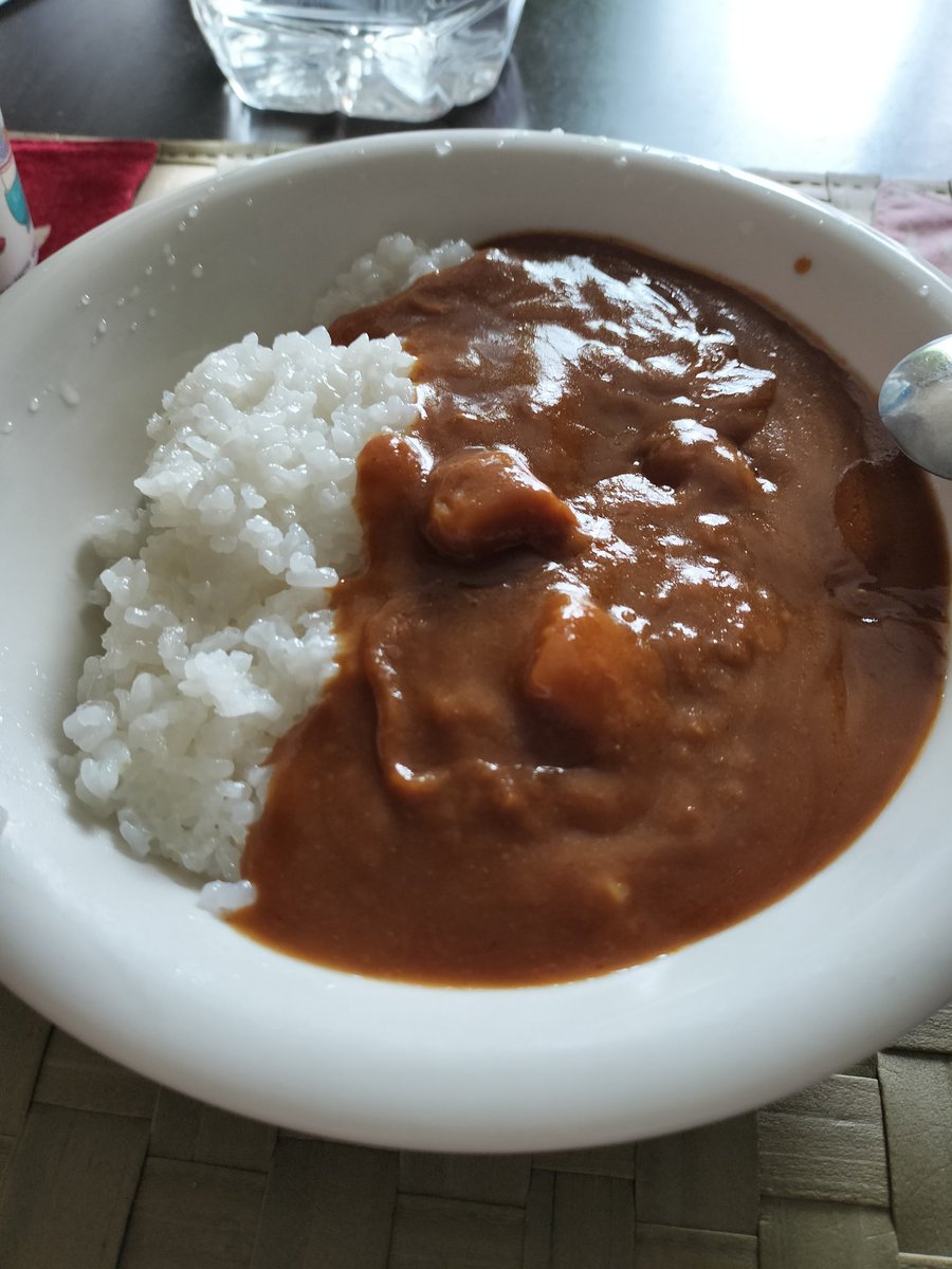 こんにちは(」・ω・)

お昼は、 #カレー🍛🥄 です😇

ちなみに、レトルト(笑)