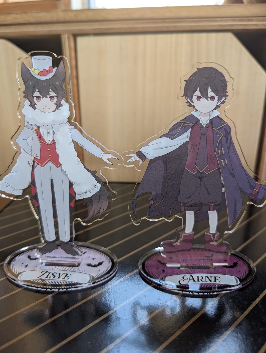 kitune9b's tweet photo. eeoStoreで頼んでたグッズ届いたんだけど、アクリルスタンドを並べてみると手を繋いでるかエスコートしてるようにしか見えない（私だけ？？） https://t.co/oRloOKxttN