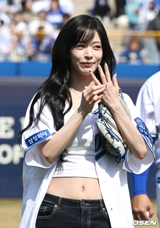 PHOTO】fromis_9 イ・チェヨン、始球式に登場…爽やかなユニフォーム姿