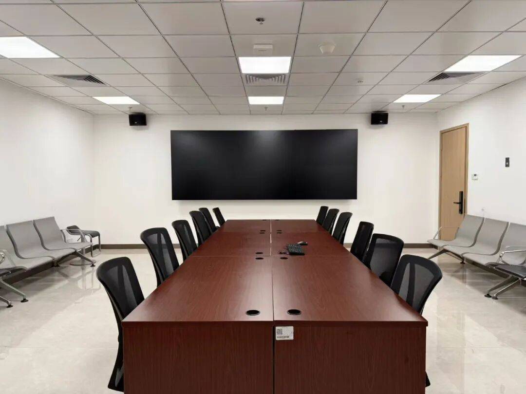 ulisessmejia's tweet image. When you think you’re on mute in the team call… but your cat just “contributed” to the presentation (via a loud meow).  #WorkFromHomeWin #TeamCallChaos