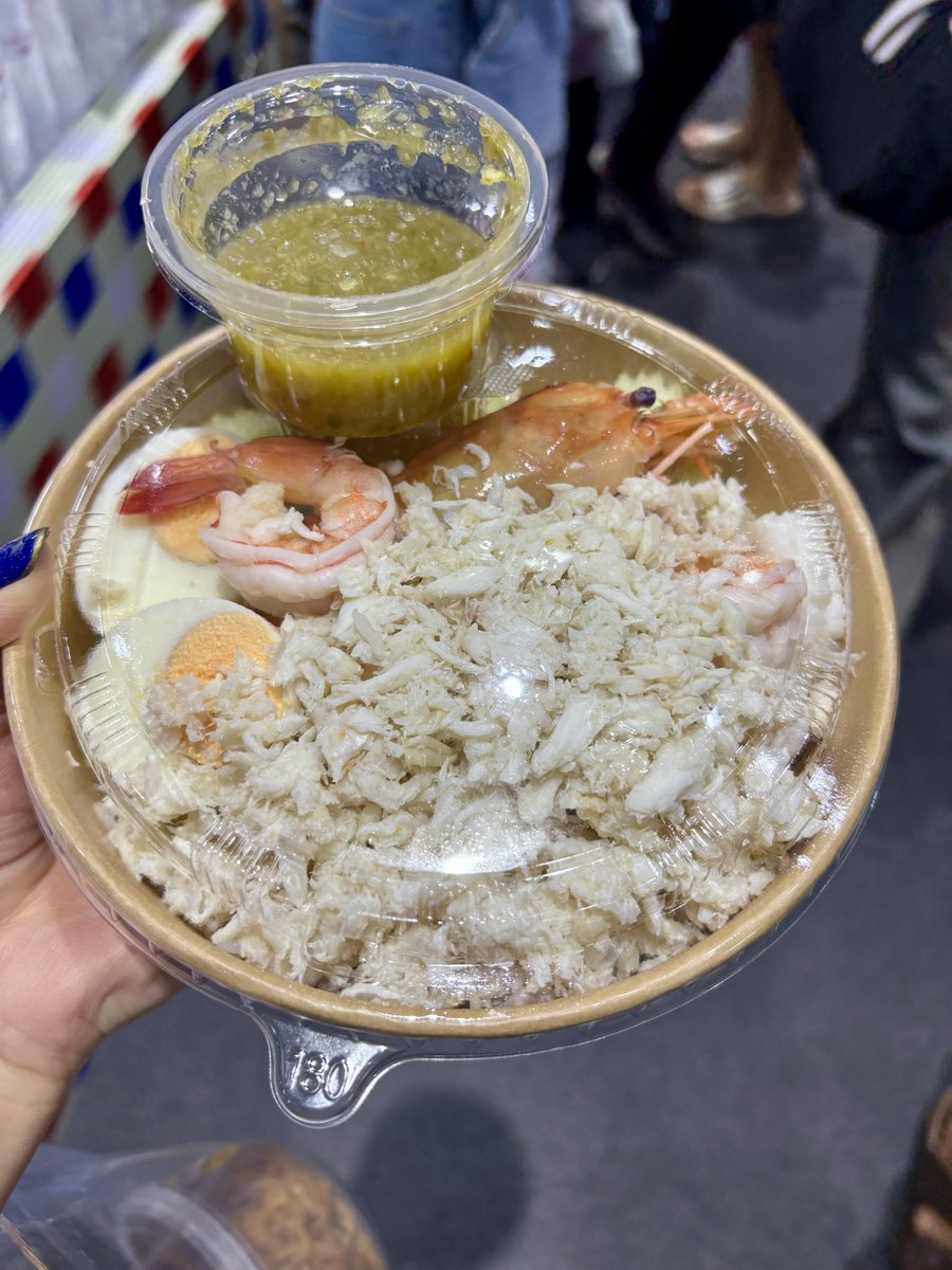 ฉัน: /ซื้อข้าวคลุกพริกเกลือทะเลจากบูธนึงในงาน แล้วก็เดินไปซื้อปูแกะอีกบูธ ให้แม่ค้านึ่งปูมาโปะเพิ่มให้

สะใจ ไคเซ็นด้งไทยแลนด์