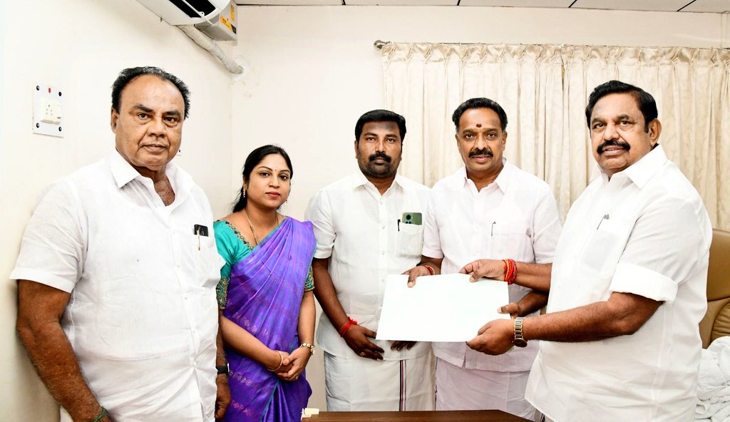 கரூர் மாவட்டத்திற்கு உட்பட்ட சட்டமன்றத் தொகுதிகளுக்கு வேட்பாளராகப் போட்டியிட எங்களுக்கு வாய்ப்பளித்த, எளியோரின் நம்பிக்கை நட்சத்திரம்,மாண்புமிகு பொதுச் செயலாளர்,புரட்சித் தமிழர்,திரு. <a href="/EPSTamilNadu/">Edappadi K Palaniswami-SayYEStoWomenSafety&AIADMK</a> அவர்களுக்கு எங்களது மனமார்ந்த நன்றிகளைச் சமர்ப்பிக்கின்றேன்.!

திமுக அரசு