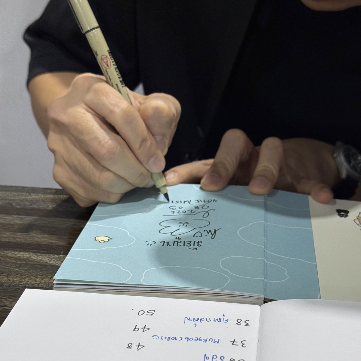 maeimoon's tweet photo. ไม่ได้ซื้อหนังสือสนพ. fullstop มาพักใหญ่ล่ะ something sometime อ่านเล่ม 1-3 จบเมื่อนานมาก วันนี้มาเดินๆ มีเล่ม 4 แล้ว💜 ดีใจจัง เจอพี่ศศิด้วย🌙🤍 (dawn ก็มีเล่ม 2 แล้ว โอ้ย ฉันไปอยู่ไหนมา) https://t.co/Z6knrxDagK