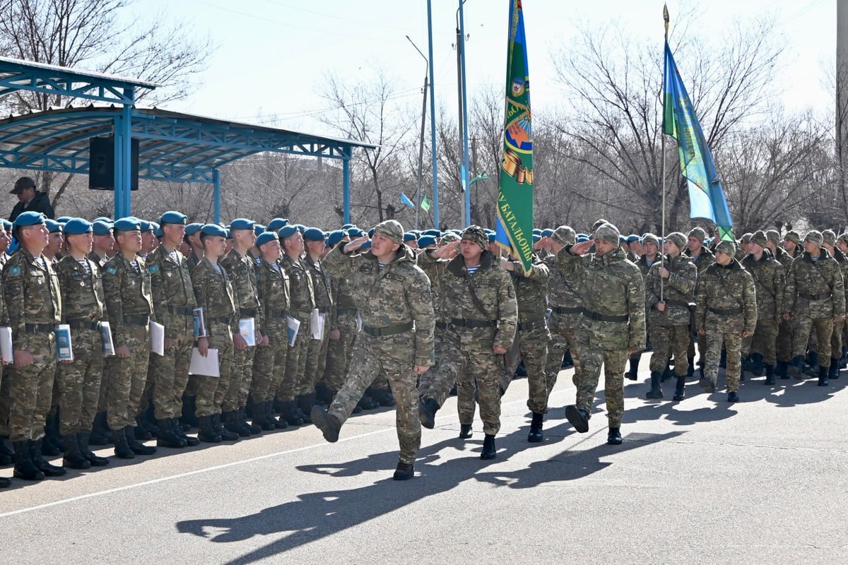 modgovkz's tweet photo. The service is over: the school of courage, fortitude and military brotherhood has been passed. In the Konayevsky garrison on the parade ground of the 35th separate Guards airborne assault brigade, a solemn ceremony of seeing off the military personnel of military units 26363 https://t.co/wYGvXTRyp6