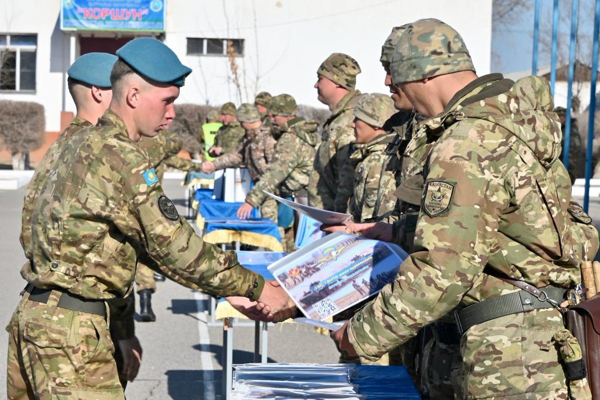 modgovkz's tweet photo. The service is over: the school of courage, fortitude and military brotherhood has been passed. In the Konayevsky garrison on the parade ground of the 35th separate Guards airborne assault brigade, a solemn ceremony of seeing off the military personnel of military units 26363 https://t.co/wYGvXTRyp6