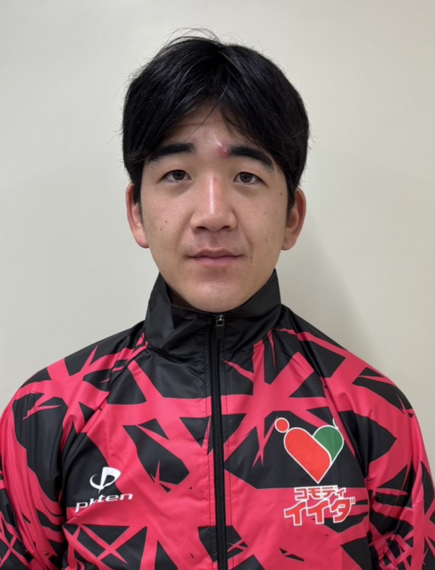 AizawaY4649's tweet photo. コモディイイダ陸上競技部

追加新入部員のご紹介

山田修人選手

出身校
倉敷高校〜東海大学卒

ベストタイム
1500m:4:16.93
3000m8:30.81
5000m:14:20.50  
10000m:29:51.45
ハーフ:65:23
フル:2:21.52

主な実績
・第71回全国高等学校駅伝競走大会　
7区　区間タイ記録
・第72回全国高等学校駅伝競走大会
5区　区間2位
・そうじゃ吉備路マラソン2026  
フルマラソン　優勝

入社理由:
実業団として陸上を続けながら、仕事を通じて地域の皆様の応援を肌で感じる御社のスタイルに魅力を感じ、入社を決意いたしました。

陸上競技を続けたい理由:
小さな頃から走ることが好きで競技を続けてきました。
ですが、大学の4年間を病気の再発により思うように走ることができずにいました。そんな僕だからこそ、走れる喜びを誰よりも力に変えてチームに貢献したいと考えています。

監督からのコメント
3月の中旬もすぎたころ、東海大の両角総監督から連絡をいただき、急遽、人事部をとおし、採用選考を実施。
今でも全国高校駅伝の区間記録がのこっている記録保持者。
学生時代に二回の手術を経て４年生になりようやく練習ができるようになった選手。すぐに強化部員とはなりませんが、1日、6時間契約社員からのスタートすることがきまりました。
健康第一の中で、悔いのない競技生活をおくってほしいと思います。

※コモディイイダでは、多様なバックグラウンドを持つ社員が、それぞれの強みを活かして働いています。
一人ひとりが安心して力を発揮できる環境づくりを大切にしています。