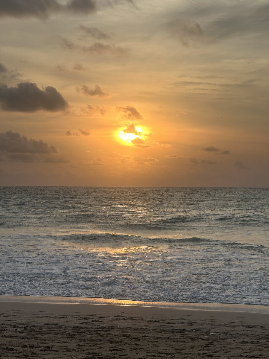 awfunaja's tweet photo. bad day in bali is better than a good day anywhere else 🏝️🌅 https://t.co/48RZEkhFzF