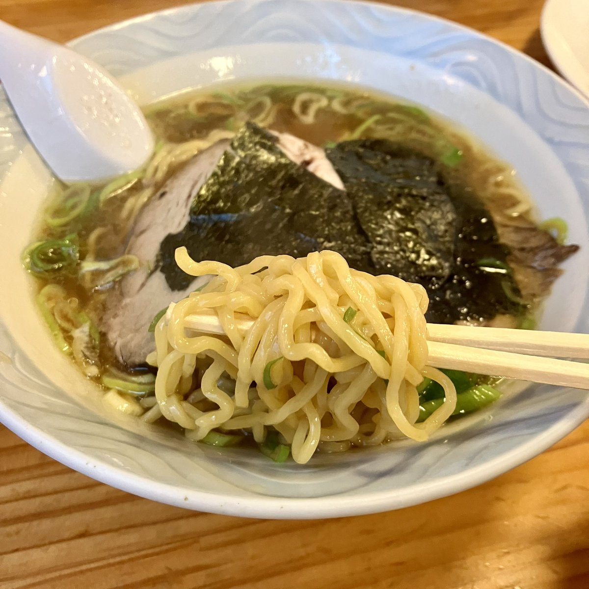 KitaitoDesign's tweet photo. 本日の一杯は
20数年振りかな？
「中華料理 御舟（ぎょしゅう）」で
���油ラーメン 900円と
五目チャーハン 1,000円。
いや〜、懐かしい味、旨い！
至福の時、ごちそうさまでした♪
.
#ラーメン #札幌ラーメン #札幌市中央区 #中華料理 #御舟 https://t.co/dxT29pmtJq