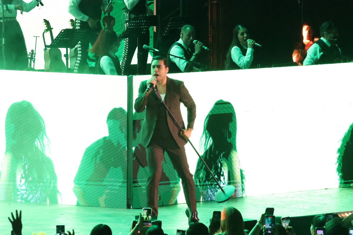 DiarioCoahuila's tweet photo. 🥰 Carlos Rivera envuelve con su romanticismo a saltillenses

#Saltillo #Coahuila 

https://t.co/4zm8QsZWhl https://t.co/6RzXWUaTNW