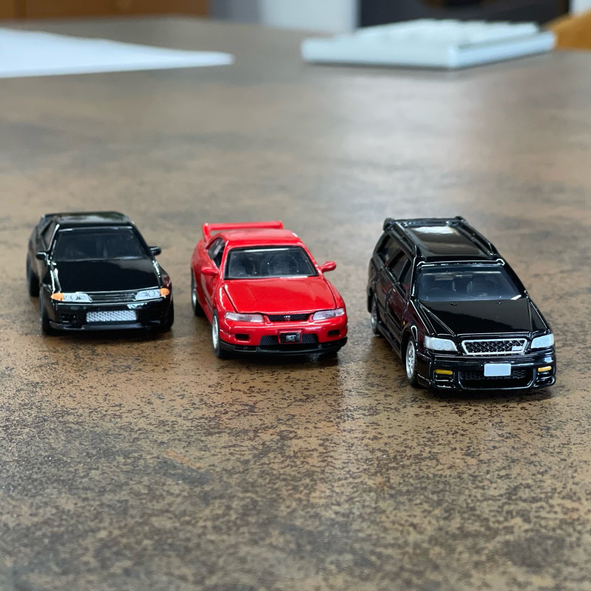 Kaiserburgjp's tweet image. こうやってウチの子3台をミニカーで再現して並べたかったんだよね〜。
とりあえずは既製品を何も弄らずに並べてみた。
#bnr32 
#bcnr33 
#wgnc34 
#260rs