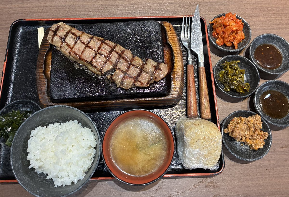 今日のお昼は感動の肉と米の『サーロインステーキ』
ご飯、味噌汁おかわり自由と副菜4種類食べ放題で税込み1,000円
運よくガーリックライスボールもゲット

#感動の肉と米
#サーロインステーキ