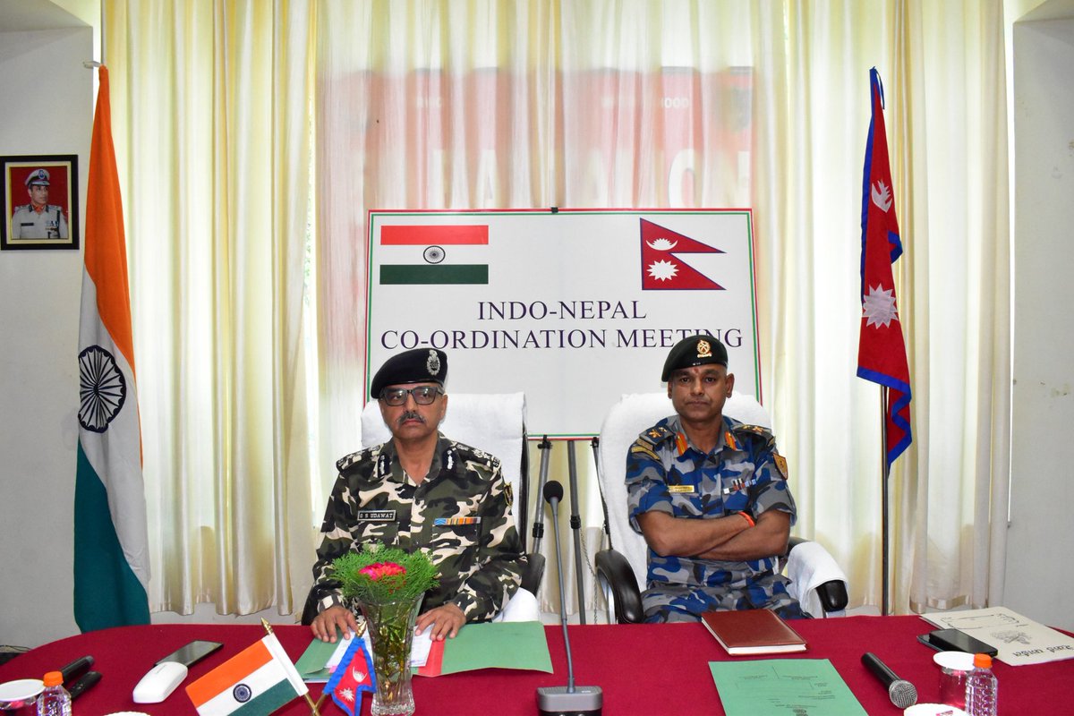 42bnssb_INDIA's tweet image. भारत-नेपाल सीमा पर मजबूत तालमेल 🇮🇳🤝🇳🇵
SSB और APF की काउंटरपार्ट मीटिंग—सुरक्षा, सहयोग और विश्वास की नई मिसाल।
#Hashtags:
#SSB #APF #SeemaSuraksha #IndiaNepal #BorderSecurity 
@SSB_INDIA @SSBFTRLUCKNOW @21BnSSB_INDIA @ssbshqpilibhit @43BnSSB_INDIA @3Gossaigaon