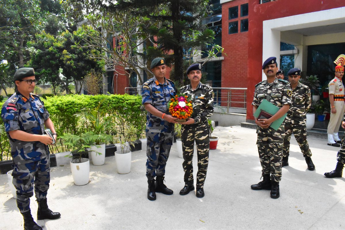 42bnssb_INDIA's tweet image. भारत-नेपाल सीमा पर मजबूत तालमेल 🇮🇳🤝🇳🇵
SSB और APF की काउंटरपार्ट मीटिंग—सुरक्षा, सहयोग और विश्वास की नई मिसाल।
#Hashtags:
#SSB #APF #SeemaSuraksha #IndiaNepal #BorderSecurity 
@SSB_INDIA @SSBFTRLUCKNOW @21BnSSB_INDIA @ssbshqpilibhit @43BnSSB_INDIA @3Gossaigaon