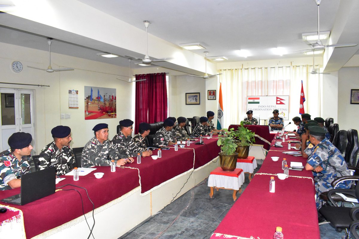 42bnssb_INDIA's tweet image. भारत-नेपाल सीमा पर मजबूत तालमेल 🇮🇳🤝🇳🇵
SSB और APF की काउंटरपार्ट मीटिंग—सुरक्षा, सहयोग और विश्वास की नई मिसाल।
#Hashtags:
#SSB #APF #SeemaSuraksha #IndiaNepal #BorderSecurity 
@SSB_INDIA @SSBFTRLUCKNOW @21BnSSB_INDIA @ssbshqpilibhit @43BnSSB_INDIA @3Gossaigaon