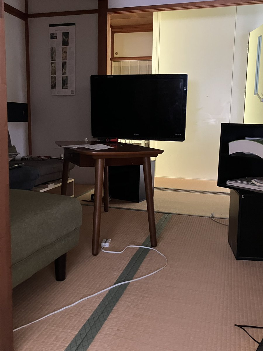 中空テレビ。42インチでも1人でできるもん。片付けるのは面倒。明日も 