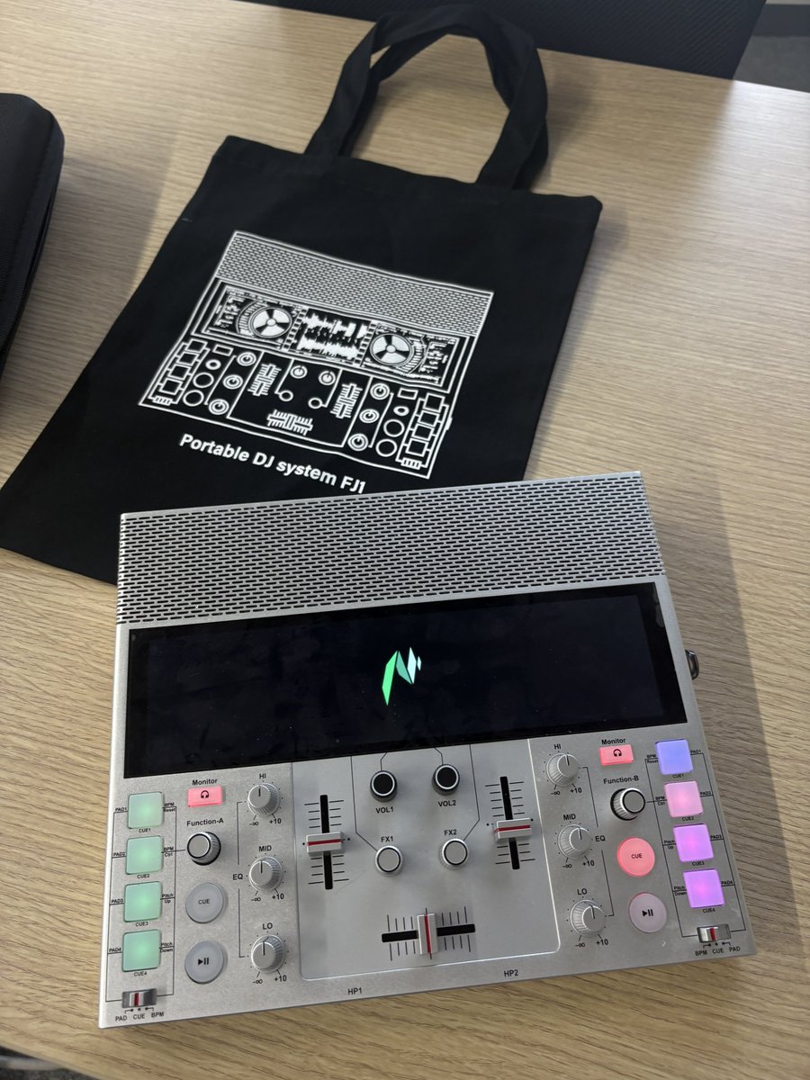 yukki012's tweet photo. なんばのドコデモフェスに
ミューシグナルのブースが出ていたので
仕事抜け出して観に行きました。
FJ1愛用しています！と伝えたら
オリジナルトートバック頂けました！
ありがとうございます。
#FJ1 https://t.co/TY0sNPGvZw