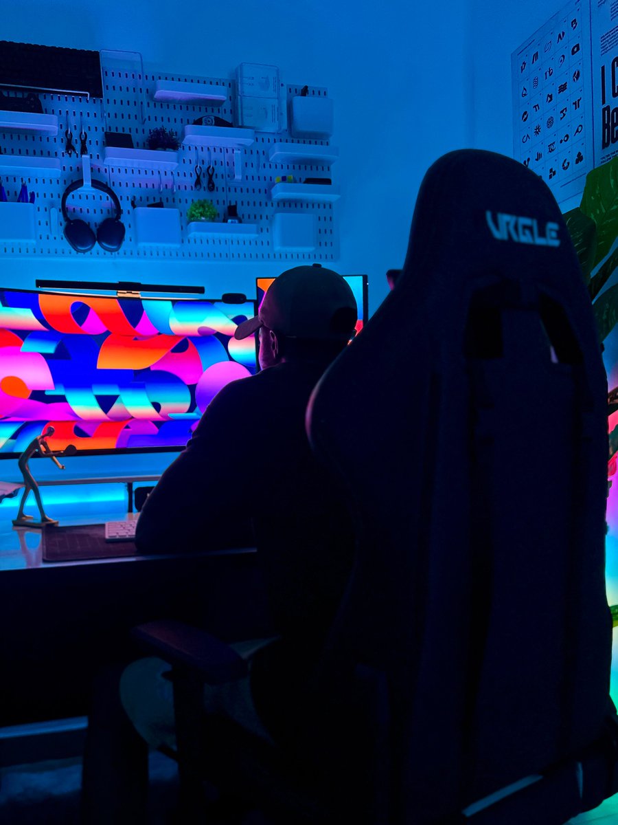 31st October 2023 I almost  choked myself, I was with my phone on pixel lab trying to design a November 1st new month  design, I tried all I could but nothing worked… 

Then I’ll always do those new month design and send to my friends to help me publish or send a broadcast.