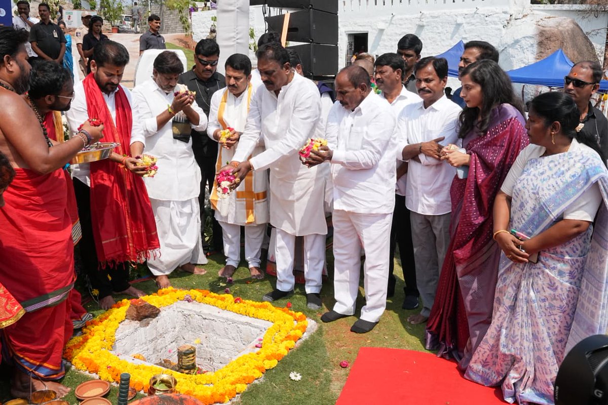 jsuryareddy's tweet image. Chief Minister A. Revanth Reddy laid the Foundation Stone for the Sri Omkareshwara Swamy Temple on the banks of #MusiRiver, near the historic Veerabhadra Swamy Temple in #Manchirevula, #Hyderabad today.

The #OmkareshwaraTemple premises spanning 8-acre of land, with an estimated
