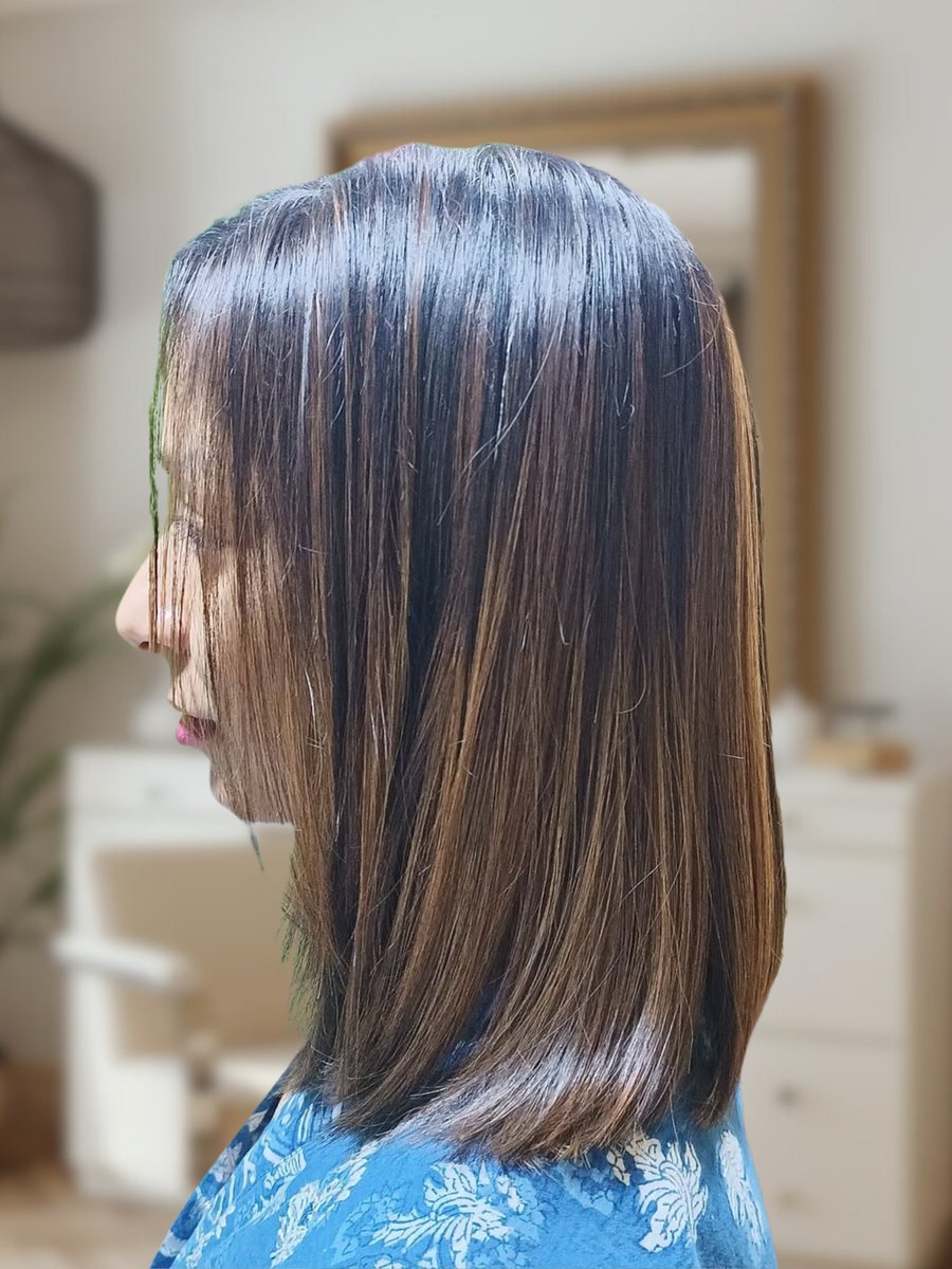 Soft auburn highlights add warmth and depth without overpowering your base color. The result? A feminine, timeless glow that feels elegant, effortless, and made for those who prefer sophistication over loud color trends
#SubtleHairColor #KolkataHairSalon #HealthyHairColor
